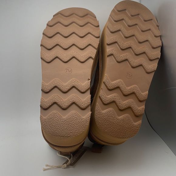 CUSHIONAIRE Women's COZY Genuine Suede pull on platform boot +Memory Foam SIZE 7 - Picture 5 of 7